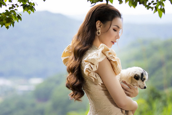 Hồ Quỳnh Hương chơi đùa cùng thú cưng những ngày cận Giáng sinh