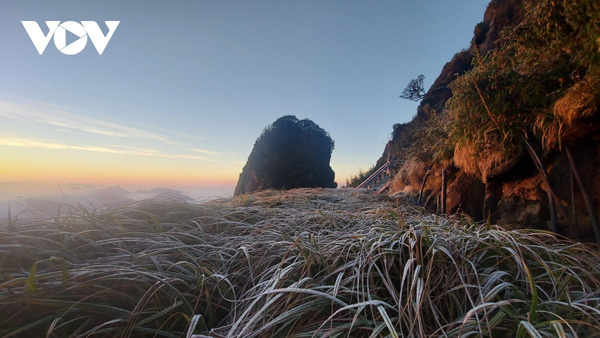 Fansipan peak covered in frost as temperature plunges to zero
