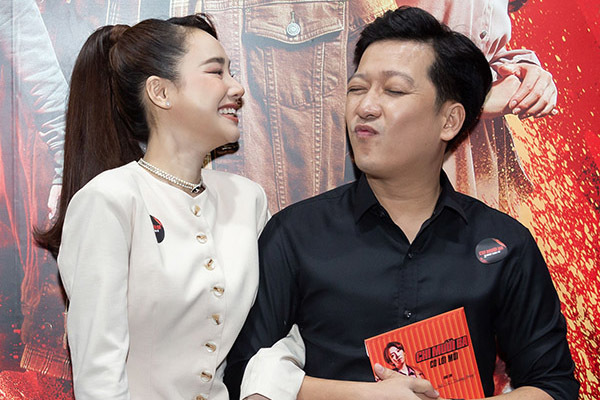 Trường Giang hài hước với Nhã Phương ở thảm đỏ phim 'Chị mười ba'