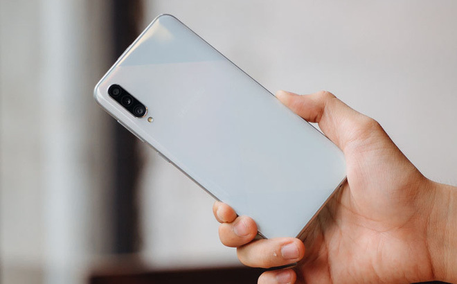 Điện thoại hạng sang xả kho cuối năm, nhiều mẫu giảm giá sốc 50%