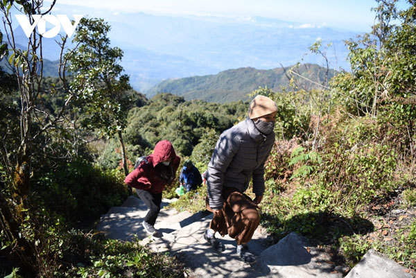 Conquering Chieu Lau Thi peak in Ha Giang