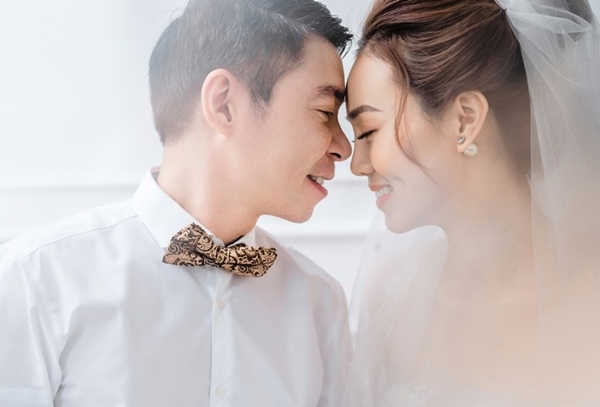 Ảnh cưới của NSND Công Lý và vợ kém 15 tuổi