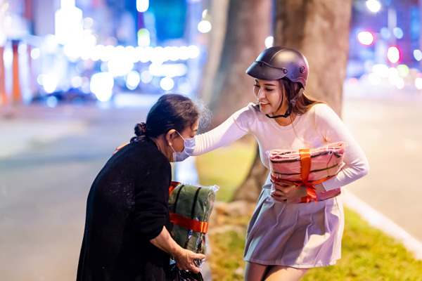 Hoa hậu Di Khả Hân tặng chăn ấm cho người lang thang dịp Giáng sinh