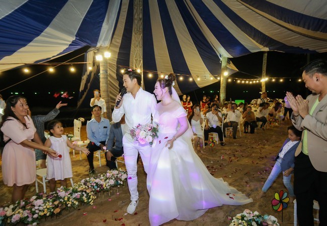 Lễ cưới lãng mạn của Quý Bình và bà xã doanh nhân ở Phú Quốc