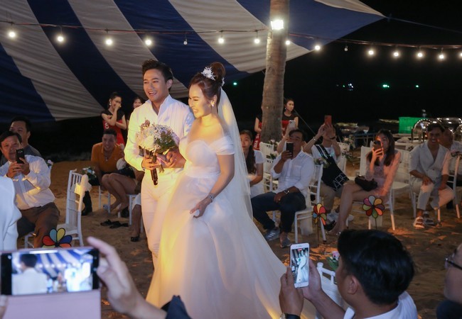 Lễ cưới lãng mạn của Quý Bình và bà xã doanh nhân ở Phú Quốc