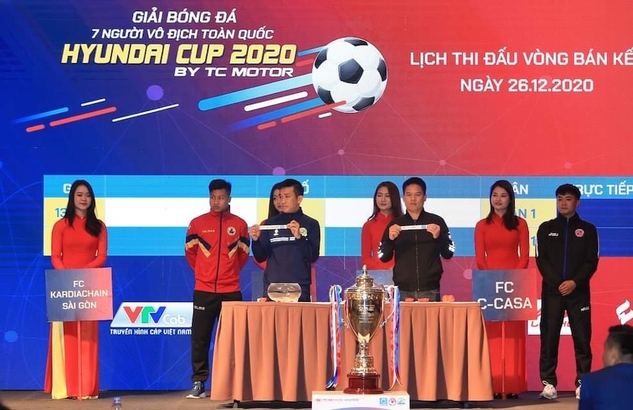 Bốn đội bóng 
