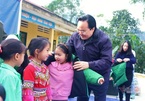 Bộ trưởng Phùng Xuân Nhạ tặng áo ấm cho học sinh Bắc Kạn