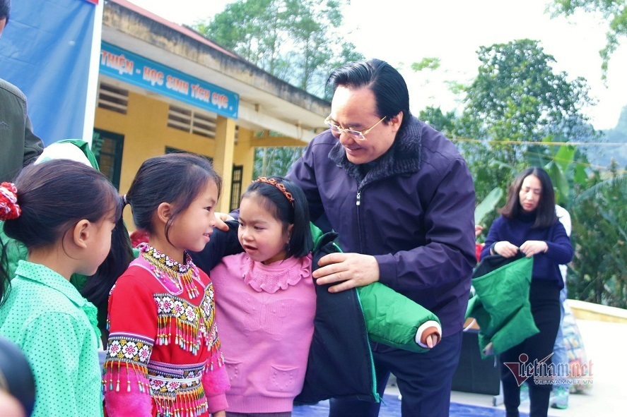 Bộ trưởng Phùng Xuân Nhạ tặng áo ấm cho học sinh Bắc Kạn