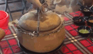 Lạ lùng gà nướng đá núi lửa ở Đà Lạt, thực khách ăn phải dùng búa đập niêu