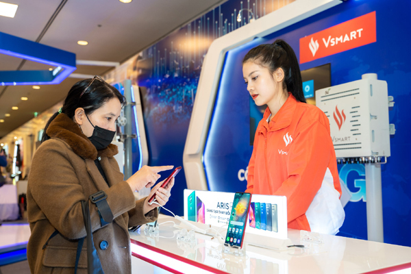Users are eager to experience the Vsmart 5G phone 'Make in Vietnam'