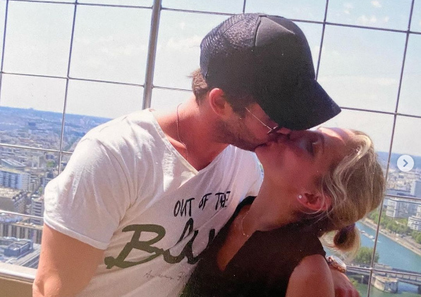 Chris Hemsworth hôn vợ hơn 7 tuổi gây bão mạng
