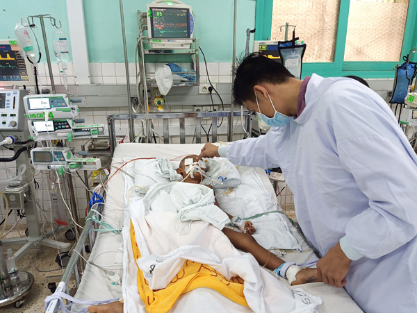Bé trai 4 tuổi Ninh Thuận nguy kịch vì bị dượng dùng kéo đâm xuyên não