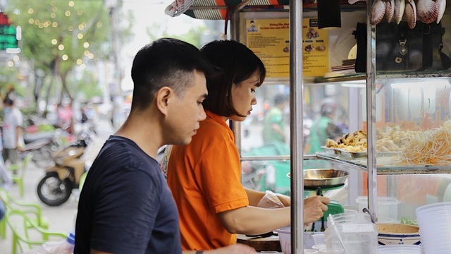 Bỏ việc lương nghìn USD mở quán gỏi ốc, cặp đôi thu trăm triệu đồng mỗi tháng