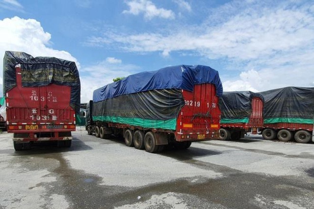 Vụ bắt 100 xe Trung Quốc ở Lào Cai: Có chân gà, thuốc sâu, hàng hiệu giả
