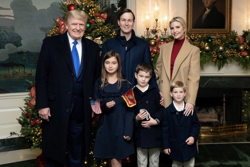 Ái nữ khoe ảnh gia đình chụp Giáng sinh với ông Trump