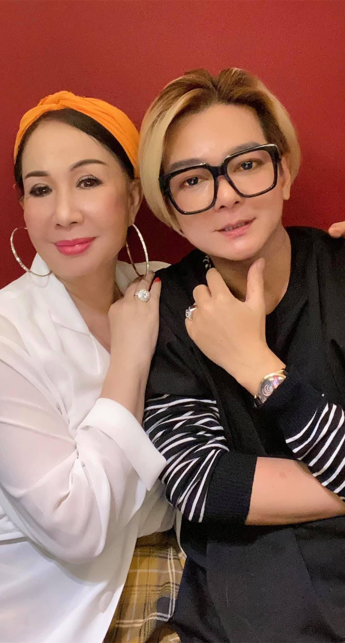 Ca sĩ Vũ Hà hạnh phúc bên bà xã 60 tuổi