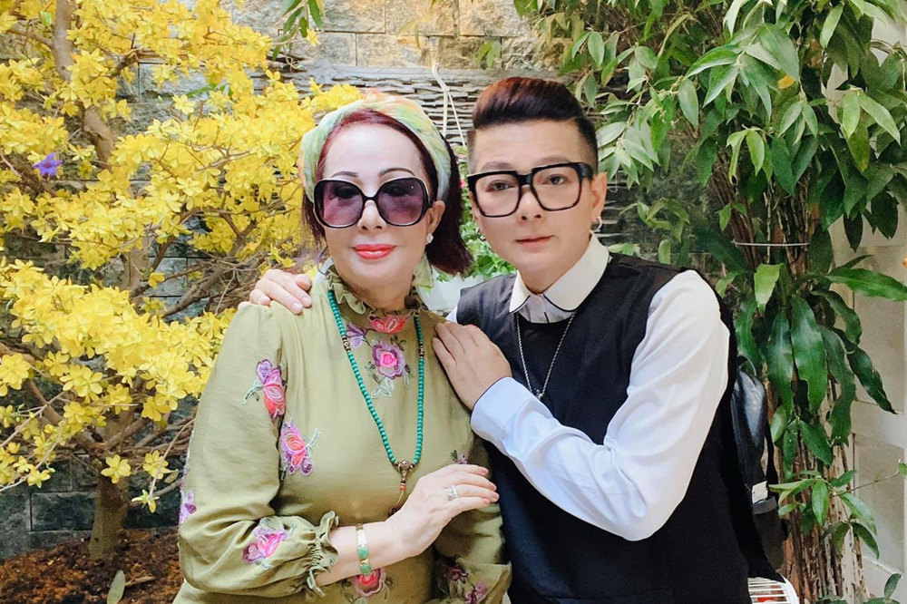 Ca sĩ Vũ Hà hạnh phúc bên bà xã 60 tuổi