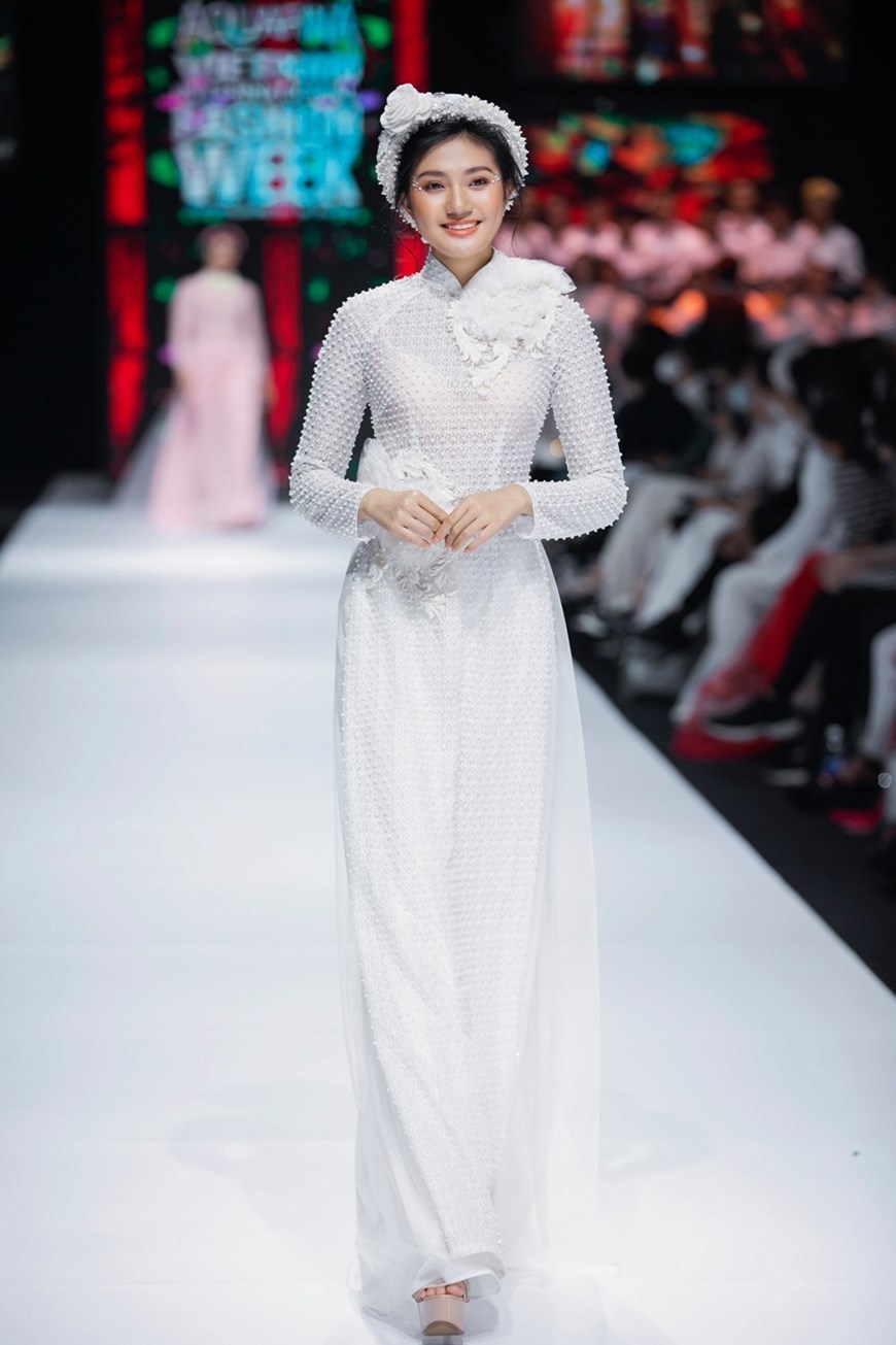 Ao Dai designer presents new collection at catwalk show