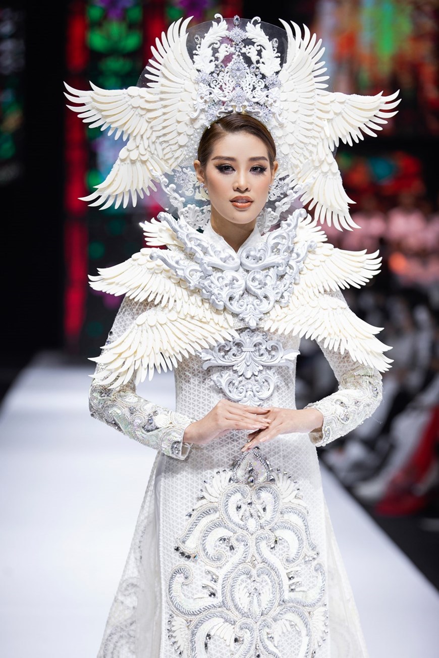 Ao Dai designer presents new collection at catwalk show