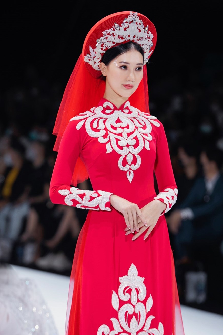 Áo dài không chỉ là trang phục truyền thống của người Việt Nam, chúng còn là kiệt tác của thời trang hiện đại. Tạo nên phong cách riêng của mình với áo dài thông qua những hình ảnh thời trang độc đáo và sáng tạo.
