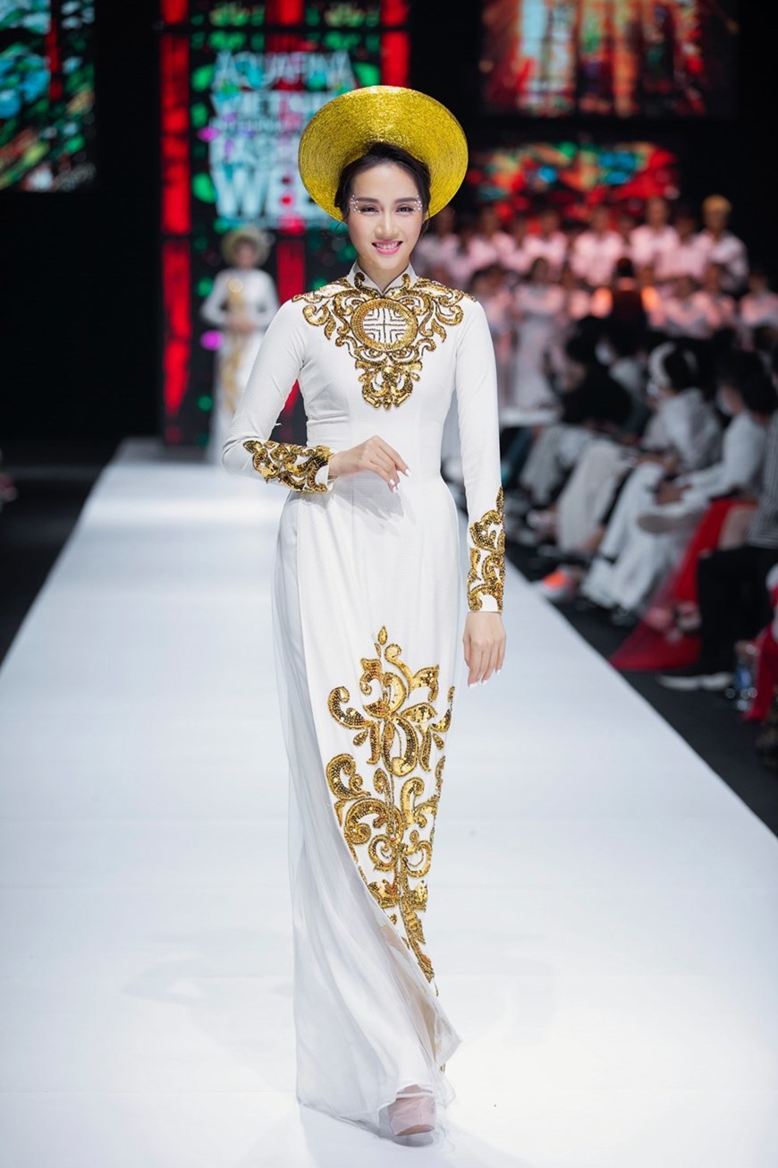 Ao Dai designer presents new collection at catwalk show