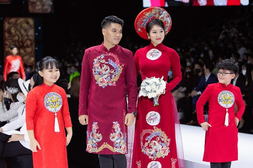 Ao Dai designer presents new collection at catwalk show