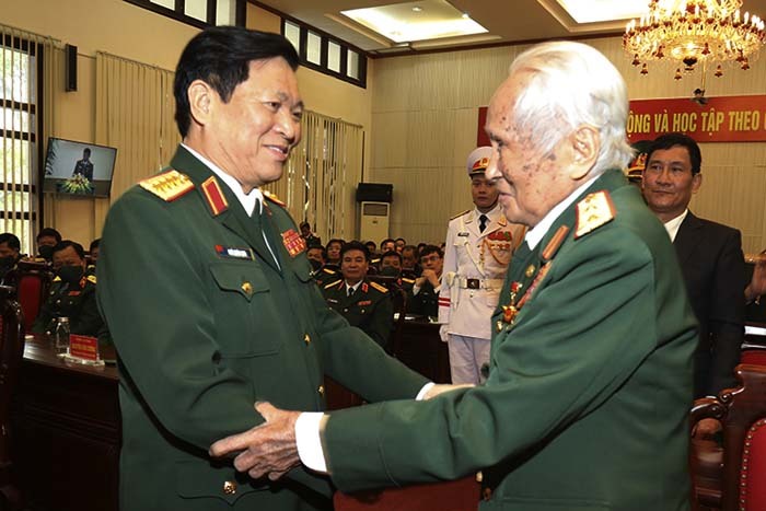 Trung tướng Nguyễn Quốc Thước nhận danh hiệu Anh hùng LLVT nhân dân
