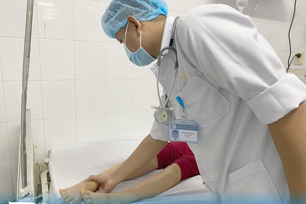 Bé trai 4 tuổi ở TP.HCM bị rắn lục đuôi đỏ cắn