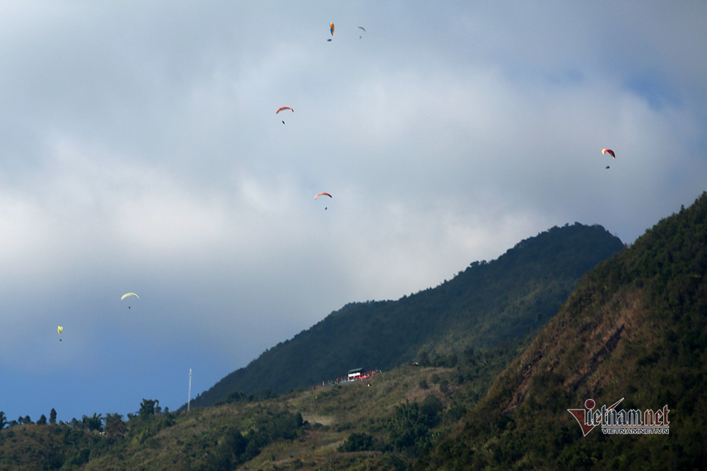 Mãn nhãn cảnh 63 phi công bay dù lượn trên đỉnh Putaleng ở Lai Châu