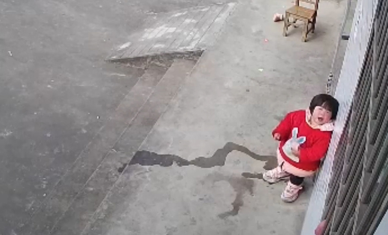 Rơi nước mắt cảnh bé gái bất lực gọi bố mẹ qua camera