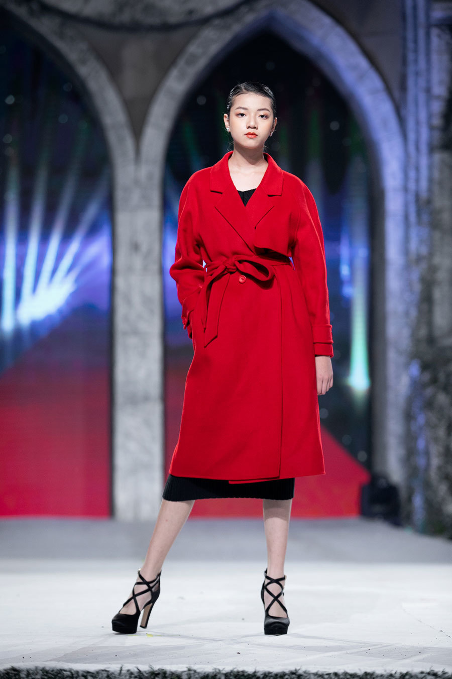 Con gái Xuân Lan và các mẫu nhí catwalk chuyên nghiệp