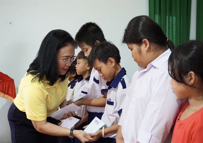 Scholarships granted to children of policy beneficiary families in Dong Thap