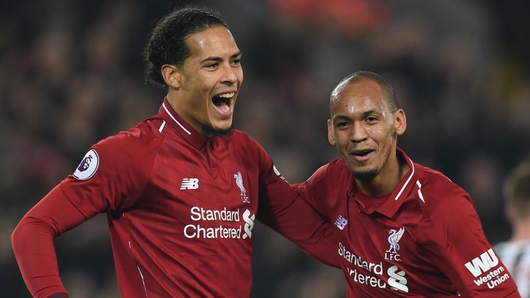 Fabinho nhắn Van Dijk: Mau trả lại… vị trí cho tôi!