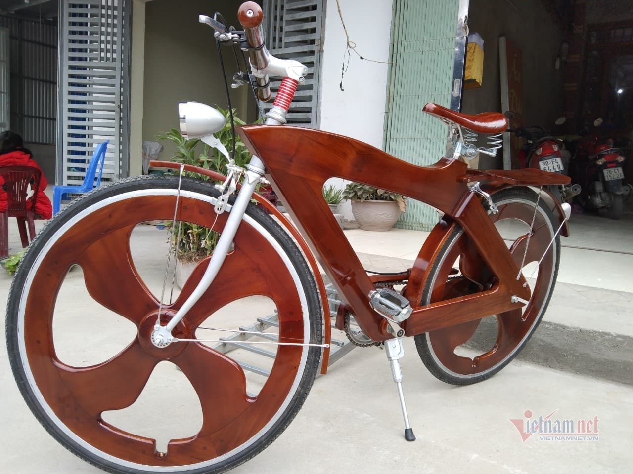 Thợ mộc Thái Nguyên chế xe đạp gỗ 12kg giá 14 triệu đồng