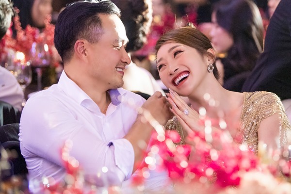 Chi Bảo và bạn gái kém 16 tuổi tình tứ