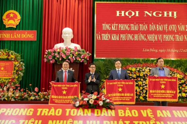 DHD nhận Cờ thi đua phong trào toàn dân bảo vệ an ninh Tổ quốc