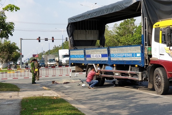 Tranh thủ nghỉ trưa về thăm con, nam công nhân bị xe tải cán chết