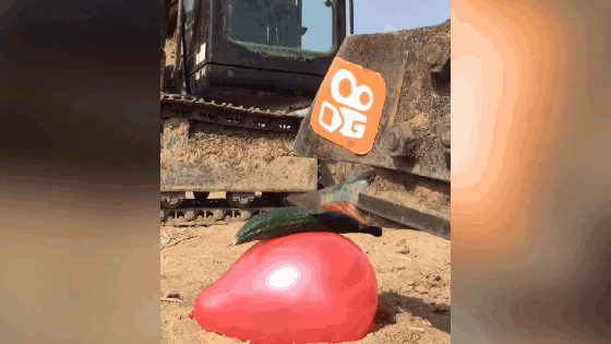 Clip dùng máy xúc gắp trứng, xếp tháp rượu,... chính xác từng mm gây sốt