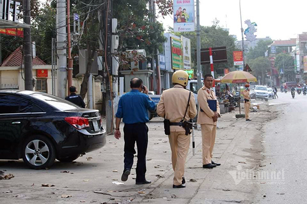 Bị CSGT đo nồng độ cồn, nhiều tài xế bỏ xe trên quốc lộ