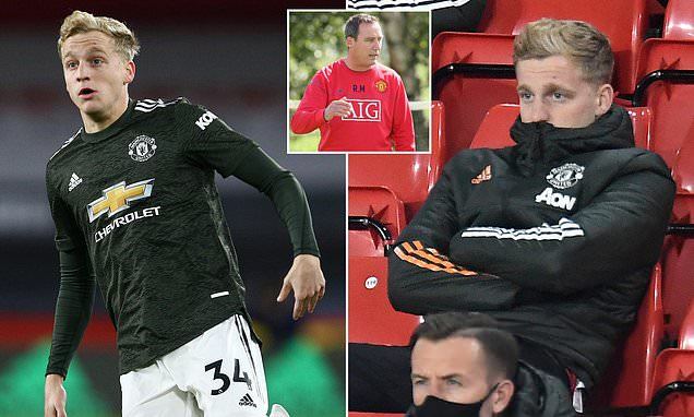 MU đối xử tệ Van de Beek, Ronaldo thèm được… la ó