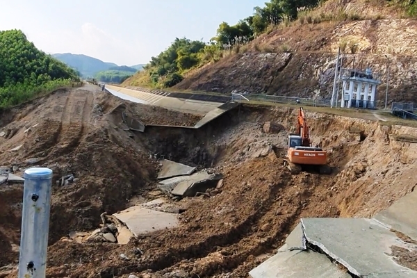 Vỡ kênh ở Thanh Hóa, gần 4ha đất lúa bị vùi lấp