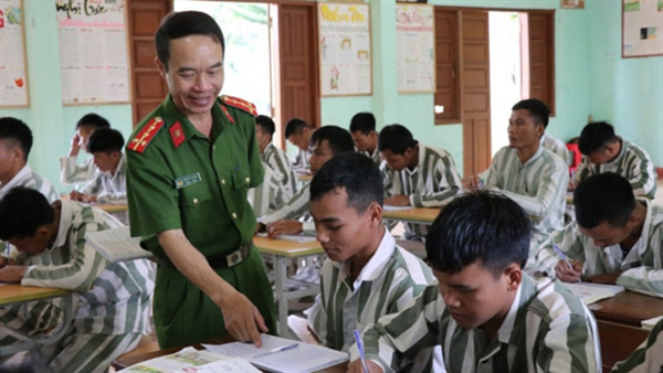 Police officer teaches prisoners to read and write