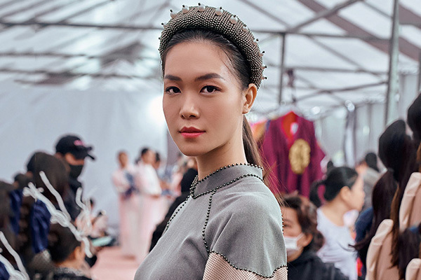 Hoa hậu Thuỳ Dung diễn áo dài của NTK Cao Minh Tiến