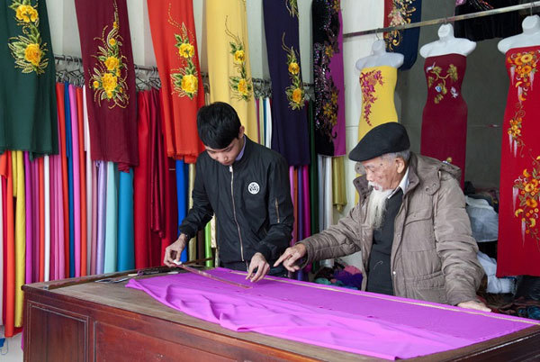 Hanoi’s handicraft village promotes beauty of Vietnamese Ao Dai