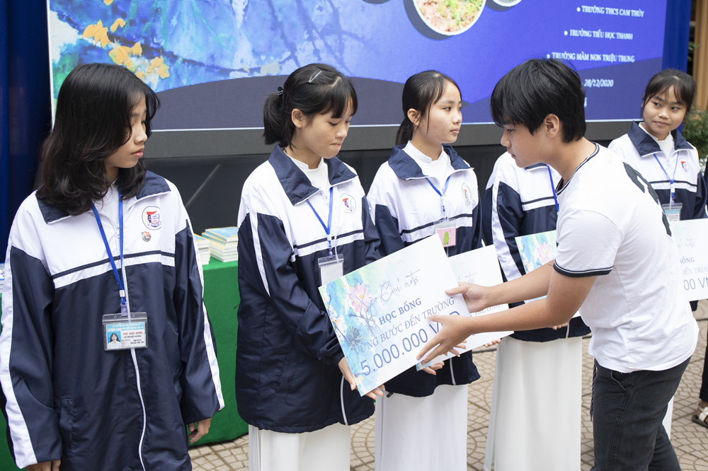 Họa sĩ nhí Xèo Chu dùng tiền bán tranh giúp học sinh nghèo Quảng Trị
