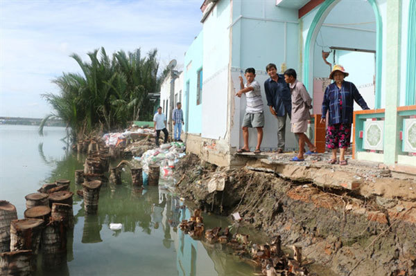 Long An to build new anti-landslide embankment