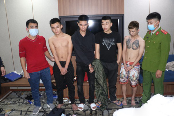 Bắt nhóm nam nữ bay lắc trong khách sạn ở Nghệ An