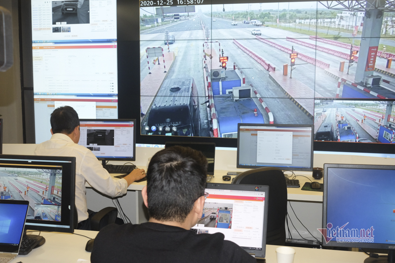 Close-up of the non-stop automatic toll collection system that just appeared in Vietnam