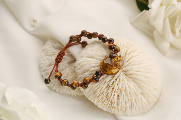 Lyn's ‘ghi điểm’ với trang sức phong thủy trẻ trung, ấn tượng