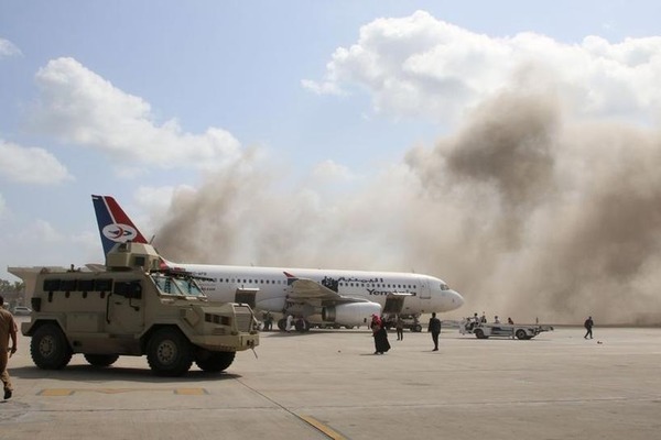 Nổ lớn bất ngờ khi máy bay chở Thủ tướng Yemen hạ cánh